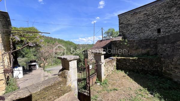 Je vous invite à environ 10 km de Salignac-Eyvigues, au coeur de la campagne, dans un minuscule hameau très tranquille. Ici, je vous offre la possibilité d'acquérir cette maison ancienne et de la transformer du sol au plafond pour lui redonner tout son charme. Construite en pierre dans les années 1880 sur un lopin de terre de 270 m², c'est 98 m² sur trois niveau à réhabiliter, ainsi que des dépendances et, le vestige du four à pain de l'époque.
Alors, ne perdez pas de temps, et enfillez votre tenue de bâtisseur pour faire de cette masure, un lieu enchanteur.