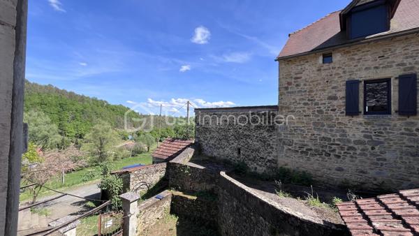 Je vous invite à environ 10 km de Salignac-Eyvigues, au coeur de la campagne, dans un minuscule hameau très tranquille. Ici, je vous offre la possibilité d'acquérir cette maison ancienne et de la transformer du sol au plafond pour lui redonner tout son charme. Construite en pierre dans les années 1880 sur un lopin de terre de 270 m², c'est 98 m² sur trois niveau à réhabiliter, ainsi que des dépendances et, le vestige du four à pain de l'époque.
Alors, ne perdez pas de temps, et enfillez votre tenue de bâtisseur pour faire de cette masure, un lieu enchanteur.