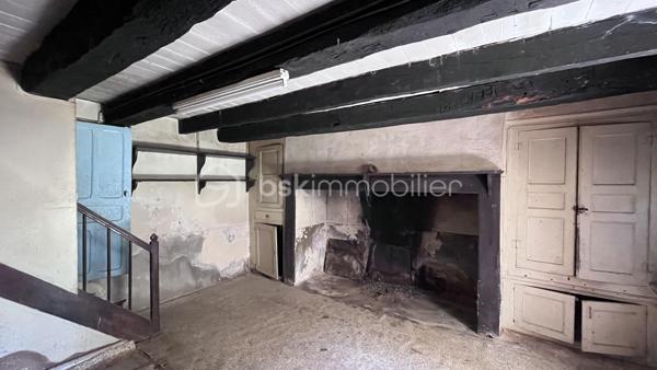 Je vous invite à environ 10 km de Salignac-Eyvigues, au coeur de la campagne, dans un minuscule hameau très tranquille. Ici, je vous offre la possibilité d'acquérir cette maison ancienne et de la transformer du sol au plafond pour lui redonner tout son charme. Construite en pierre dans les années 1880 sur un lopin de terre de 270 m², c'est 98 m² sur trois niveau à réhabiliter, ainsi que des dépendances et, le vestige du four à pain de l'époque.
Alors, ne perdez pas de temps, et enfillez votre tenue de bâtisseur pour faire de cette masure, un lieu enchanteur.