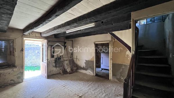 Je vous invite à environ 10 km de Salignac-Eyvigues, au coeur de la campagne, dans un minuscule hameau très tranquille. Ici, je vous offre la possibilité d'acquérir cette maison ancienne et de la transformer du sol au plafond pour lui redonner tout son charme. Construite en pierre dans les années 1880 sur un lopin de terre de 270 m², c'est 98 m² sur trois niveau à réhabiliter, ainsi que des dépendances et, le vestige du four à pain de l'époque.
Alors, ne perdez pas de temps, et enfillez votre tenue de bâtisseur pour faire de cette masure, un lieu enchanteur.