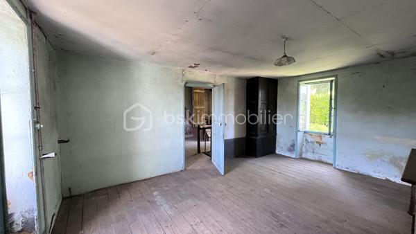 Je vous invite à environ 10 km de Salignac-Eyvigues, au coeur de la campagne, dans un minuscule hameau très tranquille. Ici, je vous offre la possibilité d'acquérir cette maison ancienne et de la transformer du sol au plafond pour lui redonner tout son charme. Construite en pierre dans les années 1880 sur un lopin de terre de 270 m², c'est 98 m² sur trois niveau à réhabiliter, ainsi que des dépendances et, le vestige du four à pain de l'époque.
Alors, ne perdez pas de temps, et enfillez votre tenue de bâtisseur pour faire de cette masure, un lieu enchanteur.