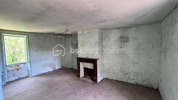 Je vous invite à environ 10 km de Salignac-Eyvigues, au coeur de la campagne, dans un minuscule hameau très tranquille. Ici, je vous offre la possibilité d'acquérir cette maison ancienne et de la transformer du sol au plafond pour lui redonner tout son charme. Construite en pierre dans les années 1880 sur un lopin de terre de 270 m², c'est 98 m² sur trois niveau à réhabiliter, ainsi que des dépendances et, le vestige du four à pain de l'époque.
Alors, ne perdez pas de temps, et enfillez votre tenue de bâtisseur pour faire de cette masure, un lieu enchanteur.