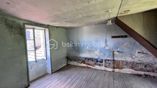 Je vous invite à environ 10 km de Salignac-Eyvigues, au coeur de la campagne, dans un minuscule hameau très tranquille. Ici, je vous offre la possibilité d'acquérir cette maison ancienne et de la transformer du sol au plafond pour lui redonner tout son charme. Construite en pierre dans les années 1880 sur un lopin de terre de 270 m², c'est 98 m² sur trois niveau à réhabiliter, ainsi que des dépendances et, le vestige du four à pain de l'époque.
Alors, ne perdez pas de temps, et enfillez votre tenue de bâtisseur pour faire de cette masure, un lieu enchanteur.