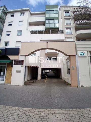!! Place de parking en plein cœur de Bron !!