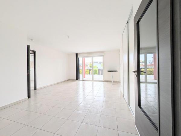superbe 3p de 66m² avec terrasse de 51m² et jardin de 60m², cave et parking privé