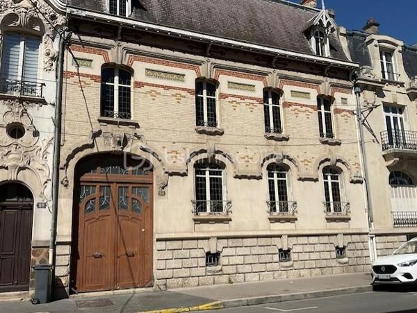 Elégante maison de maître de 1904 idéalement située au cœur de Châlons en Champagne. Derrière cette remarquable façade de style Art nouveau, cette demeure de caractère dévoile de généreux volumes, de magnifiques éléments architecturaux préservés et une atmosphère raffinée. Dès l'entrée, vous découvrirez une superbe triple réception composée d'un salon, un séjour et une pièce de vie tournée vers le jardin. une cuisine dinatoire, à aménager selon vos envies. Le jardin paysager véritable écrin de verdure en cœur de ville est sublimé par une élégante tourelle offrant une vue imprenable sur le Mau et les monuments. Le premier étage accueille trois belles chambres, une salle de bains ainsi qu'un accès à une très grande terrasse idéale pour profiter des beaux jours en toute intimité. Au deuxième étage, deux très grandes chambres supplémentaires aux volumes exceptionnels accompagnées de leur salle de bains complètent l'espace nuit. Une demeure rare, chargée d'histoire et de caractère, ou authenticité, élégance et emplacement privilégié se rencontrent harmonieusement.