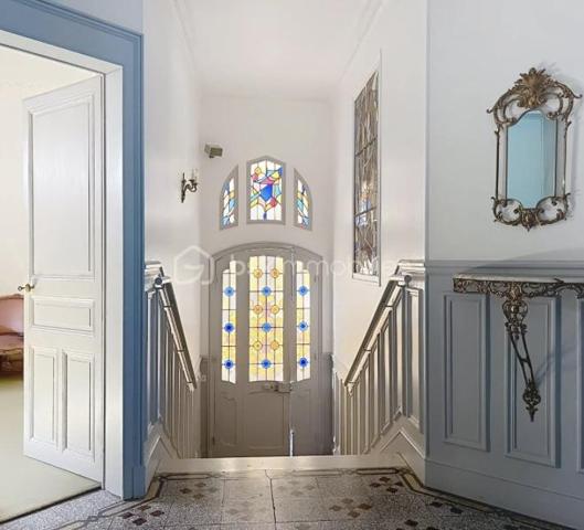 Elégante maison de maître de 1904 idéalement située au cœur de Châlons en Champagne. Derrière cette remarquable façade de style Art nouveau, cette demeure de caractère dévoile de généreux volumes, de magnifiques éléments architecturaux préservés et une atmosphère raffinée. Dès l'entrée, vous découvrirez une superbe triple réception composée d'un salon, un séjour et une pièce de vie tournée vers le jardin. une cuisine dinatoire, à aménager selon vos envies. Le jardin paysager véritable écrin de verdure en cœur de ville est sublimé par une élégante tourelle offrant une vue imprenable sur le Mau et les monuments. Le premier étage accueille trois belles chambres, une salle de bains ainsi qu'un accès à une très grande terrasse idéale pour profiter des beaux jours en toute intimité. Au deuxième étage, deux très grandes chambres supplémentaires aux volumes exceptionnels accompagnées de leur salle de bains complètent l'espace nuit. Une demeure rare, chargée d'histoire et de caractère, ou authenticité, élégance et emplacement privilégié se rencontrent harmonieusement.