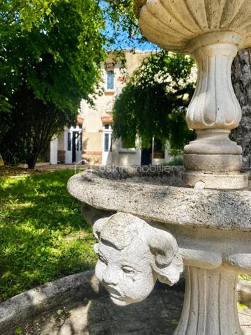 Elégante maison de maître de 1904 idéalement située au cœur de Châlons en Champagne. Derrière cette remarquable façade de style Art nouveau, cette demeure de caractère dévoile de généreux volumes, de magnifiques éléments architecturaux préservés et une atmosphère raffinée. Dès l'entrée, vous découvrirez une superbe triple réception composée d'un salon, un séjour et une pièce de vie tournée vers le jardin. une cuisine dinatoire, à aménager selon vos envies. Le jardin paysager véritable écrin de verdure en cœur de ville est sublimé par une élégante tourelle offrant une vue imprenable sur le Mau et les monuments. Le premier étage accueille trois belles chambres, une salle de bains ainsi qu'un accès à une très grande terrasse idéale pour profiter des beaux jours en toute intimité. Au deuxième étage, deux très grandes chambres supplémentaires aux volumes exceptionnels accompagnées de leur salle de bains complètent l'espace nuit. Une demeure rare, chargée d'histoire et de caractère, ou authenticité, élégance et emplacement privilégié se rencontrent harmonieusement.