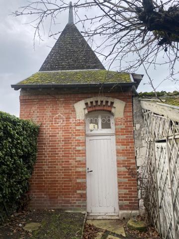 Elégante maison de maître de 1904 idéalement située au cœur de Châlons en Champagne. Derrière cette remarquable façade de style Art nouveau, cette demeure de caractère dévoile de généreux volumes, de magnifiques éléments architecturaux préservés et une atmosphère raffinée. Dès l'entrée, vous découvrirez une superbe triple réception composée d'un salon, un séjour et une pièce de vie tournée vers le jardin. une cuisine dinatoire, à aménager selon vos envies. Le jardin paysager véritable écrin de verdure en cœur de ville est sublimé par une élégante tourelle offrant une vue imprenable sur le Mau et les monuments. Le premier étage accueille trois belles chambres, une salle de bains ainsi qu'un accès à une très grande terrasse idéale pour profiter des beaux jours en toute intimité. Au deuxième étage, deux très grandes chambres supplémentaires aux volumes exceptionnels accompagnées de leur salle de bains complètent l'espace nuit. Une demeure rare, chargée d'histoire et de caractère, ou authenticité, élégance et emplacement privilégié se rencontrent harmonieusement.