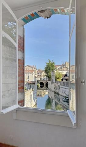 Elégante maison de maître de 1904 idéalement située au cœur de Châlons en Champagne. Derrière cette remarquable façade de style Art nouveau, cette demeure de caractère dévoile de généreux volumes, de magnifiques éléments architecturaux préservés et une atmosphère raffinée. Dès l'entrée, vous découvrirez une superbe triple réception composée d'un salon, un séjour et une pièce de vie tournée vers le jardin. une cuisine dinatoire, à aménager selon vos envies. Le jardin paysager véritable écrin de verdure en cœur de ville est sublimé par une élégante tourelle offrant une vue imprenable sur le Mau et les monuments. Le premier étage accueille trois belles chambres, une salle de bains ainsi qu'un accès à une très grande terrasse idéale pour profiter des beaux jours en toute intimité. Au deuxième étage, deux très grandes chambres supplémentaires aux volumes exceptionnels accompagnées de leur salle de bains complètent l'espace nuit. Une demeure rare, chargée d'histoire et de caractère, ou authenticité, élégance et emplacement privilégié se rencontrent harmonieusement.
