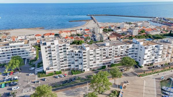 *** APPARTEMENT DUPLEX T3 DE 87 m² – VUE MER & PORT DE CARNON – CAVE & PARKING ***

Venez découvrir ce magnifique duplex T3 de 87 m², entièrement rénové avec goût, situé au 5ᵉ et dernier étage avec ascenseur, au cœur de Carnon.

Cet appartement lumineux offre une superbe vue sur le port de Carnon ainsi qu’une vue mer depuis l’une des chambres à l’étage.

Le premier niveau se compose d’une vaste pièce de vie de 45 m² baignée de lumière, avec cuisine américaine aménagée et entièrement équipée, ouverte sur le séjour et offrant une vue dégagée sur le port. Vous y trouverez également un WC indépendant.

À l’étage, l’espace nuit comprend deux belles chambres, dont une avec vue sur le port et une seconde bénéficiant d’une magnifique vue sur la mer, une salle de bain avec douche à l’italienne et baignoire, d’un bel espace de rangement ainsi que d’un second WC indépendant.

Une cave ainsi qu’une place de parking privative complètent ce bien.

Les atouts de l’appartement : appartement entièrement rénové avec des prestations de qualité, fibre optique, double vitrage aluminium, store électrique, façade refaite en avril, DPE classé C, accès rapide à la plage, dernier étage avec ascenseur, vue port et mer.

Une vidéo du bien est disponible sur demande.

À proximité immédiate de toutes les commodités : écoles, commerces, transports, gare, aéroport et ligne 2 du tramway.