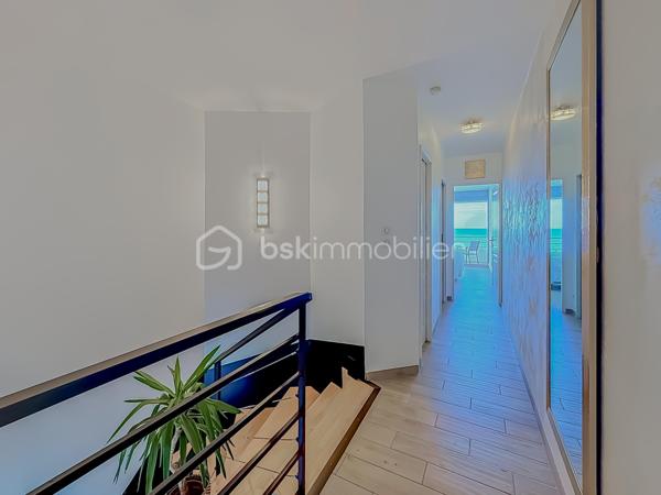 *** APPARTEMENT DUPLEX T3 DE 87 m² – VUE MER & PORT DE CARNON – CAVE & PARKING ***

Venez découvrir ce magnifique duplex T3 de 87 m², entièrement rénové avec goût, situé au 5ᵉ et dernier étage avec ascenseur, au cœur de Carnon.

Cet appartement lumineux offre une superbe vue sur le port de Carnon ainsi qu’une vue mer depuis l’une des chambres à l’étage.

Le premier niveau se compose d’une vaste pièce de vie de 45 m² baignée de lumière, avec cuisine américaine aménagée et entièrement équipée, ouverte sur le séjour et offrant une vue dégagée sur le port. Vous y trouverez également un WC indépendant.

À l’étage, l’espace nuit comprend deux belles chambres, dont une avec vue sur le port et une seconde bénéficiant d’une magnifique vue sur la mer, une salle de bain avec douche à l’italienne et baignoire, d’un bel espace de rangement ainsi que d’un second WC indépendant.

Une cave ainsi qu’une place de parking privative complètent ce bien.

Les atouts de l’appartement : appartement entièrement rénové avec des prestations de qualité, fibre optique, double vitrage aluminium, store électrique, façade refaite en avril, DPE classé C, accès rapide à la plage, dernier étage avec ascenseur, vue port et mer.

Une vidéo du bien est disponible sur demande.

À proximité immédiate de toutes les commodités : écoles, commerces, transports, gare, aéroport et ligne 2 du tramway.
