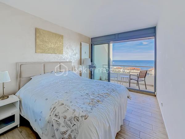 *** APPARTEMENT DUPLEX T3 DE 87 m² – VUE MER & PORT DE CARNON – CAVE & PARKING ***

Venez découvrir ce magnifique duplex T3 de 87 m², entièrement rénové avec goût, situé au 5ᵉ et dernier étage avec ascenseur, au cœur de Carnon.

Cet appartement lumineux offre une superbe vue sur le port de Carnon ainsi qu’une vue mer depuis l’une des chambres à l’étage.

Le premier niveau se compose d’une vaste pièce de vie de 45 m² baignée de lumière, avec cuisine américaine aménagée et entièrement équipée, ouverte sur le séjour et offrant une vue dégagée sur le port. Vous y trouverez également un WC indépendant.

À l’étage, l’espace nuit comprend deux belles chambres, dont une avec vue sur le port et une seconde bénéficiant d’une magnifique vue sur la mer, une salle de bain avec douche à l’italienne et baignoire, d’un bel espace de rangement ainsi que d’un second WC indépendant.

Une cave ainsi qu’une place de parking privative complètent ce bien.

Les atouts de l’appartement : appartement entièrement rénové avec des prestations de qualité, fibre optique, double vitrage aluminium, store électrique, façade refaite en avril, DPE classé C, accès rapide à la plage, dernier étage avec ascenseur, vue port et mer.

Une vidéo du bien est disponible sur demande.

À proximité immédiate de toutes les commodités : écoles, commerces, transports, gare, aéroport et ligne 2 du tramway.