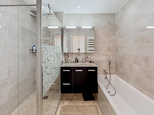 *** APPARTEMENT DUPLEX T3 DE 87 m² – VUE MER & PORT DE CARNON – CAVE & PARKING ***

Venez découvrir ce magnifique duplex T3 de 87 m², entièrement rénové avec goût, situé au 5ᵉ et dernier étage avec ascenseur, au cœur de Carnon.

Cet appartement lumineux offre une superbe vue sur le port de Carnon ainsi qu’une vue mer depuis l’une des chambres à l’étage.

Le premier niveau se compose d’une vaste pièce de vie de 45 m² baignée de lumière, avec cuisine américaine aménagée et entièrement équipée, ouverte sur le séjour et offrant une vue dégagée sur le port. Vous y trouverez également un WC indépendant.

À l’étage, l’espace nuit comprend deux belles chambres, dont une avec vue sur le port et une seconde bénéficiant d’une magnifique vue sur la mer, une salle de bain avec douche à l’italienne et baignoire, d’un bel espace de rangement ainsi que d’un second WC indépendant.

Une cave ainsi qu’une place de parking privative complètent ce bien.

Les atouts de l’appartement : appartement entièrement rénové avec des prestations de qualité, fibre optique, double vitrage aluminium, store électrique, façade refaite en avril, DPE classé C, accès rapide à la plage, dernier étage avec ascenseur, vue port et mer.

Une vidéo du bien est disponible sur demande.

À proximité immédiate de toutes les commodités : écoles, commerces, transports, gare, aéroport et ligne 2 du tramway.