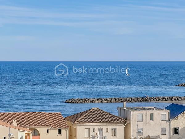 *** APPARTEMENT DUPLEX T3 DE 87 m² – VUE MER & PORT DE CARNON – CAVE & PARKING ***

Venez découvrir ce magnifique duplex T3 de 87 m², entièrement rénové avec goût, situé au 5ᵉ et dernier étage avec ascenseur, au cœur de Carnon.

Cet appartement lumineux offre une superbe vue sur le port de Carnon ainsi qu’une vue mer depuis l’une des chambres à l’étage.

Le premier niveau se compose d’une vaste pièce de vie de 45 m² baignée de lumière, avec cuisine américaine aménagée et entièrement équipée, ouverte sur le séjour et offrant une vue dégagée sur le port. Vous y trouverez également un WC indépendant.

À l’étage, l’espace nuit comprend deux belles chambres, dont une avec vue sur le port et une seconde bénéficiant d’une magnifique vue sur la mer, une salle de bain avec douche à l’italienne et baignoire, d’un bel espace de rangement ainsi que d’un second WC indépendant.

Une cave ainsi qu’une place de parking privative complètent ce bien.

Les atouts de l’appartement : appartement entièrement rénové avec des prestations de qualité, fibre optique, double vitrage aluminium, store électrique, façade refaite en avril, DPE classé C, accès rapide à la plage, dernier étage avec ascenseur, vue port et mer.

Une vidéo du bien est disponible sur demande.

À proximité immédiate de toutes les commodités : écoles, commerces, transports, gare, aéroport et ligne 2 du tramway.