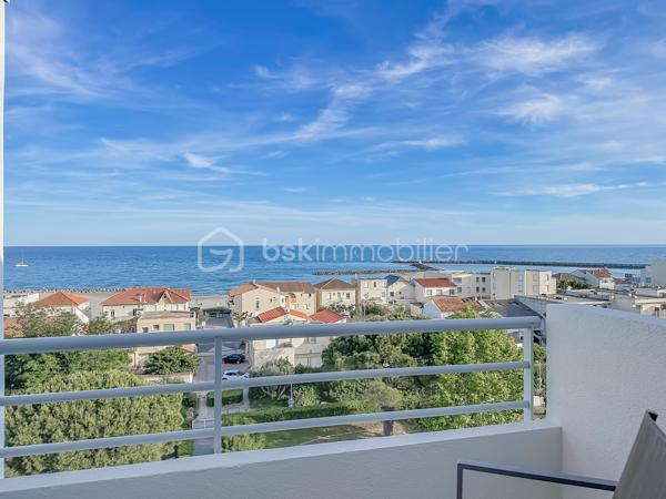 *** APPARTEMENT DUPLEX T3 DE 87 m² – VUE MER & PORT DE CARNON – CAVE & PARKING ***

Venez découvrir ce magnifique duplex T3 de 87 m², entièrement rénové avec goût, situé au 5ᵉ et dernier étage avec ascenseur, au cœur de Carnon.

Cet appartement lumineux offre une superbe vue sur le port de Carnon ainsi qu’une vue mer depuis l’une des chambres à l’étage.

Le premier niveau se compose d’une vaste pièce de vie de 45 m² baignée de lumière, avec cuisine américaine aménagée et entièrement équipée, ouverte sur le séjour et offrant une vue dégagée sur le port. Vous y trouverez également un WC indépendant.

À l’étage, l’espace nuit comprend deux belles chambres, dont une avec vue sur le port et une seconde bénéficiant d’une magnifique vue sur la mer, une salle de bain avec douche à l’italienne et baignoire, d’un bel espace de rangement ainsi que d’un second WC indépendant.

Une cave ainsi qu’une place de parking privative complètent ce bien.

Les atouts de l’appartement : appartement entièrement rénové avec des prestations de qualité, fibre optique, double vitrage aluminium, store électrique, façade refaite en avril, DPE classé C, accès rapide à la plage, dernier étage avec ascenseur, vue port et mer.

Une vidéo du bien est disponible sur demande.

À proximité immédiate de toutes les commodités : écoles, commerces, transports, gare, aéroport et ligne 2 du tramway.