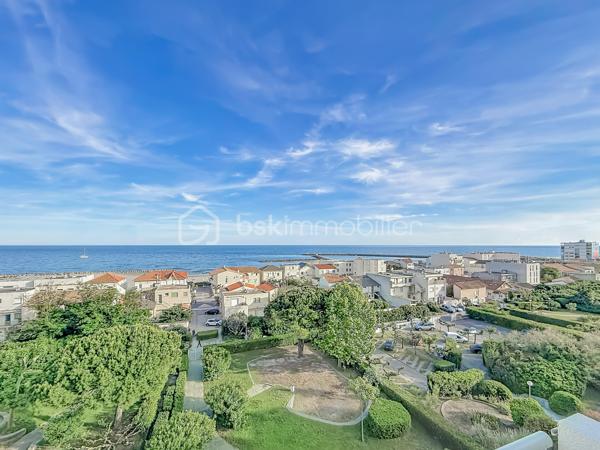 *** APPARTEMENT DUPLEX T3 DE 87 m² – VUE MER & PORT DE CARNON – CAVE & PARKING ***

Venez découvrir ce magnifique duplex T3 de 87 m², entièrement rénové avec goût, situé au 5ᵉ et dernier étage avec ascenseur, au cœur de Carnon.

Cet appartement lumineux offre une superbe vue sur le port de Carnon ainsi qu’une vue mer depuis l’une des chambres à l’étage.

Le premier niveau se compose d’une vaste pièce de vie de 45 m² baignée de lumière, avec cuisine américaine aménagée et entièrement équipée, ouverte sur le séjour et offrant une vue dégagée sur le port. Vous y trouverez également un WC indépendant.

À l’étage, l’espace nuit comprend deux belles chambres, dont une avec vue sur le port et une seconde bénéficiant d’une magnifique vue sur la mer, une salle de bain avec douche à l’italienne et baignoire, d’un bel espace de rangement ainsi que d’un second WC indépendant.

Une cave ainsi qu’une place de parking privative complètent ce bien.

Les atouts de l’appartement : appartement entièrement rénové avec des prestations de qualité, fibre optique, double vitrage aluminium, store électrique, façade refaite en avril, DPE classé C, accès rapide à la plage, dernier étage avec ascenseur, vue port et mer.

Une vidéo du bien est disponible sur demande.

À proximité immédiate de toutes les commodités : écoles, commerces, transports, gare, aéroport et ligne 2 du tramway.