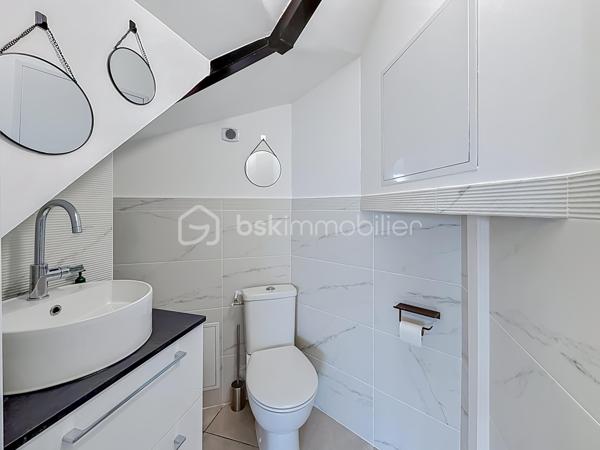 *** APPARTEMENT DUPLEX T3 DE 87 m² – VUE MER & PORT DE CARNON – CAVE & PARKING ***

Venez découvrir ce magnifique duplex T3 de 87 m², entièrement rénové avec goût, situé au 5ᵉ et dernier étage avec ascenseur, au cœur de Carnon.

Cet appartement lumineux offre une superbe vue sur le port de Carnon ainsi qu’une vue mer depuis l’une des chambres à l’étage.

Le premier niveau se compose d’une vaste pièce de vie de 45 m² baignée de lumière, avec cuisine américaine aménagée et entièrement équipée, ouverte sur le séjour et offrant une vue dégagée sur le port. Vous y trouverez également un WC indépendant.

À l’étage, l’espace nuit comprend deux belles chambres, dont une avec vue sur le port et une seconde bénéficiant d’une magnifique vue sur la mer, une salle de bain avec douche à l’italienne et baignoire, d’un bel espace de rangement ainsi que d’un second WC indépendant.

Une cave ainsi qu’une place de parking privative complètent ce bien.

Les atouts de l’appartement : appartement entièrement rénové avec des prestations de qualité, fibre optique, double vitrage aluminium, store électrique, façade refaite en avril, DPE classé C, accès rapide à la plage, dernier étage avec ascenseur, vue port et mer.

Une vidéo du bien est disponible sur demande.

À proximité immédiate de toutes les commodités : écoles, commerces, transports, gare, aéroport et ligne 2 du tramway.