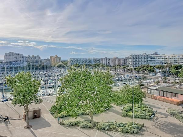 *** APPARTEMENT DUPLEX T3 DE 87 m² – VUE MER & PORT DE CARNON – CAVE & PARKING ***

Venez découvrir ce magnifique duplex T3 de 87 m², entièrement rénové avec goût, situé au 5ᵉ et dernier étage avec ascenseur, au cœur de Carnon.

Cet appartement lumineux offre une superbe vue sur le port de Carnon ainsi qu’une vue mer depuis l’une des chambres à l’étage.

Le premier niveau se compose d’une vaste pièce de vie de 45 m² baignée de lumière, avec cuisine américaine aménagée et entièrement équipée, ouverte sur le séjour et offrant une vue dégagée sur le port. Vous y trouverez également un WC indépendant.

À l’étage, l’espace nuit comprend deux belles chambres, dont une avec vue sur le port et une seconde bénéficiant d’une magnifique vue sur la mer, une salle de bain avec douche à l’italienne et baignoire, d’un bel espace de rangement ainsi que d’un second WC indépendant.

Une cave ainsi qu’une place de parking privative complètent ce bien.

Les atouts de l’appartement : appartement entièrement rénové avec des prestations de qualité, fibre optique, double vitrage aluminium, store électrique, façade refaite en avril, DPE classé C, accès rapide à la plage, dernier étage avec ascenseur, vue port et mer.

Une vidéo du bien est disponible sur demande.

À proximité immédiate de toutes les commodités : écoles, commerces, transports, gare, aéroport et ligne 2 du tramway.