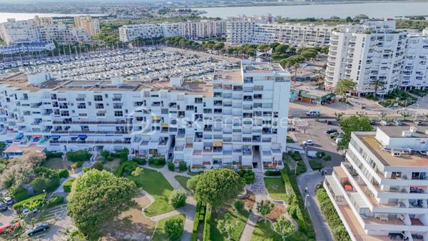 *** APPARTEMENT DUPLEX T3 DE 87 m² – VUE MER & PORT DE CARNON – CAVE & PARKING ***

Venez découvrir ce magnifique duplex T3 de 87 m², entièrement rénové avec goût, situé au 5ᵉ et dernier étage avec ascenseur, au cœur de Carnon.

Cet appartement lumineux offre une superbe vue sur le port de Carnon ainsi qu’une vue mer depuis l’une des chambres à l’étage.

Le premier niveau se compose d’une vaste pièce de vie de 45 m² baignée de lumière, avec cuisine américaine aménagée et entièrement équipée, ouverte sur le séjour et offrant une vue dégagée sur le port. Vous y trouverez également un WC indépendant.

À l’étage, l’espace nuit comprend deux belles chambres, dont une avec vue sur le port et une seconde bénéficiant d’une magnifique vue sur la mer, une salle de bain avec douche à l’italienne et baignoire, d’un bel espace de rangement ainsi que d’un second WC indépendant.

Une cave ainsi qu’une place de parking privative complètent ce bien.

Les atouts de l’appartement : appartement entièrement rénové avec des prestations de qualité, fibre optique, double vitrage aluminium, store électrique, façade refaite en avril, DPE classé C, accès rapide à la plage, dernier étage avec ascenseur, vue port et mer.

Une vidéo du bien est disponible sur demande.

À proximité immédiate de toutes les commodités : écoles, commerces, transports, gare, aéroport et ligne 2 du tramway.