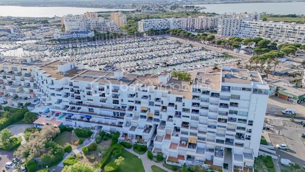 *** APPARTEMENT DUPLEX T3 DE 87 m² – VUE MER & PORT DE CARNON – CAVE & PARKING ***

Venez découvrir ce magnifique duplex T3 de 87 m², entièrement rénové avec goût, situé au 5ᵉ et dernier étage avec ascenseur, au cœur de Carnon.

Cet appartement lumineux offre une superbe vue sur le port de Carnon ainsi qu’une vue mer depuis l’une des chambres à l’étage.

Le premier niveau se compose d’une vaste pièce de vie de 45 m² baignée de lumière, avec cuisine américaine aménagée et entièrement équipée, ouverte sur le séjour et offrant une vue dégagée sur le port. Vous y trouverez également un WC indépendant.

À l’étage, l’espace nuit comprend deux belles chambres, dont une avec vue sur le port et une seconde bénéficiant d’une magnifique vue sur la mer, une salle de bain avec douche à l’italienne et baignoire, d’un bel espace de rangement ainsi que d’un second WC indépendant.

Une cave ainsi qu’une place de parking privative complètent ce bien.

Les atouts de l’appartement : appartement entièrement rénové avec des prestations de qualité, fibre optique, double vitrage aluminium, store électrique, façade refaite en avril, DPE classé C, accès rapide à la plage, dernier étage avec ascenseur, vue port et mer.

Une vidéo du bien est disponible sur demande.

À proximité immédiate de toutes les commodités : écoles, commerces, transports, gare, aéroport et ligne 2 du tramway.