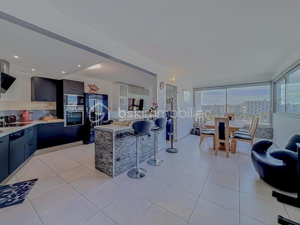 *** APPARTEMENT DUPLEX T3 DE 87 m² – VUE MER & PORT DE CARNON – CAVE & PARKING ***

Venez découvrir ce magnifique duplex T3 de 87 m², entièrement rénové avec goût, situé au 5ᵉ et dernier étage avec ascenseur, au cœur de Carnon.

Cet appartement lumineux offre une superbe vue sur le port de Carnon ainsi qu’une vue mer depuis l’une des chambres à l’étage.

Le premier niveau se compose d’une vaste pièce de vie de 45 m² baignée de lumière, avec cuisine américaine aménagée et entièrement équipée, ouverte sur le séjour et offrant une vue dégagée sur le port. Vous y trouverez également un WC indépendant.

À l’étage, l’espace nuit comprend deux belles chambres, dont une avec vue sur le port et une seconde bénéficiant d’une magnifique vue sur la mer, une salle de bain avec douche à l’italienne et baignoire, d’un bel espace de rangement ainsi que d’un second WC indépendant.

Une cave ainsi qu’une place de parking privative complètent ce bien.

Les atouts de l’appartement : appartement entièrement rénové avec des prestations de qualité, fibre optique, double vitrage aluminium, store électrique, façade refaite en avril, DPE classé C, accès rapide à la plage, dernier étage avec ascenseur, vue port et mer.

Une vidéo du bien est disponible sur demande.

À proximité immédiate de toutes les commodités : écoles, commerces, transports, gare, aéroport et ligne 2 du tramway.