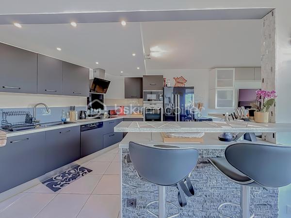 *** APPARTEMENT DUPLEX T3 DE 87 m² – VUE MER & PORT DE CARNON – CAVE & PARKING ***

Venez découvrir ce magnifique duplex T3 de 87 m², entièrement rénové avec goût, situé au 5ᵉ et dernier étage avec ascenseur, au cœur de Carnon.

Cet appartement lumineux offre une superbe vue sur le port de Carnon ainsi qu’une vue mer depuis l’une des chambres à l’étage.

Le premier niveau se compose d’une vaste pièce de vie de 45 m² baignée de lumière, avec cuisine américaine aménagée et entièrement équipée, ouverte sur le séjour et offrant une vue dégagée sur le port. Vous y trouverez également un WC indépendant.

À l’étage, l’espace nuit comprend deux belles chambres, dont une avec vue sur le port et une seconde bénéficiant d’une magnifique vue sur la mer, une salle de bain avec douche à l’italienne et baignoire, d’un bel espace de rangement ainsi que d’un second WC indépendant.

Une cave ainsi qu’une place de parking privative complètent ce bien.

Les atouts de l’appartement : appartement entièrement rénové avec des prestations de qualité, fibre optique, double vitrage aluminium, store électrique, façade refaite en avril, DPE classé C, accès rapide à la plage, dernier étage avec ascenseur, vue port et mer.

Une vidéo du bien est disponible sur demande.

À proximité immédiate de toutes les commodités : écoles, commerces, transports, gare, aéroport et ligne 2 du tramway.