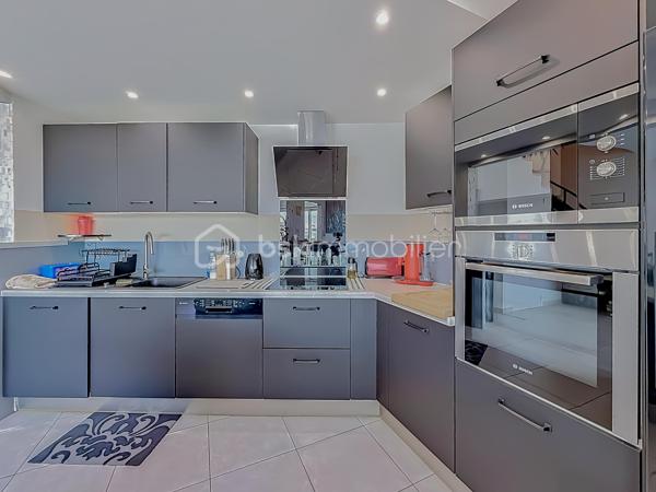 *** APPARTEMENT DUPLEX T3 DE 87 m² – VUE MER & PORT DE CARNON – CAVE & PARKING ***

Venez découvrir ce magnifique duplex T3 de 87 m², entièrement rénové avec goût, situé au 5ᵉ et dernier étage avec ascenseur, au cœur de Carnon.

Cet appartement lumineux offre une superbe vue sur le port de Carnon ainsi qu’une vue mer depuis l’une des chambres à l’étage.

Le premier niveau se compose d’une vaste pièce de vie de 45 m² baignée de lumière, avec cuisine américaine aménagée et entièrement équipée, ouverte sur le séjour et offrant une vue dégagée sur le port. Vous y trouverez également un WC indépendant.

À l’étage, l’espace nuit comprend deux belles chambres, dont une avec vue sur le port et une seconde bénéficiant d’une magnifique vue sur la mer, une salle de bain avec douche à l’italienne et baignoire, d’un bel espace de rangement ainsi que d’un second WC indépendant.

Une cave ainsi qu’une place de parking privative complètent ce bien.

Les atouts de l’appartement : appartement entièrement rénové avec des prestations de qualité, fibre optique, double vitrage aluminium, store électrique, façade refaite en avril, DPE classé C, accès rapide à la plage, dernier étage avec ascenseur, vue port et mer.

Une vidéo du bien est disponible sur demande.

À proximité immédiate de toutes les commodités : écoles, commerces, transports, gare, aéroport et ligne 2 du tramway.