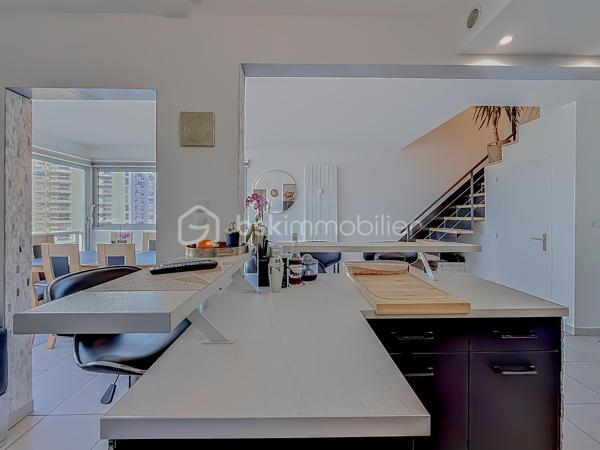 *** APPARTEMENT DUPLEX T3 DE 87 m² – VUE MER & PORT DE CARNON – CAVE & PARKING ***

Venez découvrir ce magnifique duplex T3 de 87 m², entièrement rénové avec goût, situé au 5ᵉ et dernier étage avec ascenseur, au cœur de Carnon.

Cet appartement lumineux offre une superbe vue sur le port de Carnon ainsi qu’une vue mer depuis l’une des chambres à l’étage.

Le premier niveau se compose d’une vaste pièce de vie de 45 m² baignée de lumière, avec cuisine américaine aménagée et entièrement équipée, ouverte sur le séjour et offrant une vue dégagée sur le port. Vous y trouverez également un WC indépendant.

À l’étage, l’espace nuit comprend deux belles chambres, dont une avec vue sur le port et une seconde bénéficiant d’une magnifique vue sur la mer, une salle de bain avec douche à l’italienne et baignoire, d’un bel espace de rangement ainsi que d’un second WC indépendant.

Une cave ainsi qu’une place de parking privative complètent ce bien.

Les atouts de l’appartement : appartement entièrement rénové avec des prestations de qualité, fibre optique, double vitrage aluminium, store électrique, façade refaite en avril, DPE classé C, accès rapide à la plage, dernier étage avec ascenseur, vue port et mer.

Une vidéo du bien est disponible sur demande.

À proximité immédiate de toutes les commodités : écoles, commerces, transports, gare, aéroport et ligne 2 du tramway.
