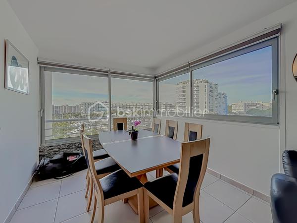 *** APPARTEMENT DUPLEX T3 DE 87 m² – VUE MER & PORT DE CARNON – CAVE & PARKING ***

Venez découvrir ce magnifique duplex T3 de 87 m², entièrement rénové avec goût, situé au 5ᵉ et dernier étage avec ascenseur, au cœur de Carnon.

Cet appartement lumineux offre une superbe vue sur le port de Carnon ainsi qu’une vue mer depuis l’une des chambres à l’étage.

Le premier niveau se compose d’une vaste pièce de vie de 45 m² baignée de lumière, avec cuisine américaine aménagée et entièrement équipée, ouverte sur le séjour et offrant une vue dégagée sur le port. Vous y trouverez également un WC indépendant.

À l’étage, l’espace nuit comprend deux belles chambres, dont une avec vue sur le port et une seconde bénéficiant d’une magnifique vue sur la mer, une salle de bain avec douche à l’italienne et baignoire, d’un bel espace de rangement ainsi que d’un second WC indépendant.

Une cave ainsi qu’une place de parking privative complètent ce bien.

Les atouts de l’appartement : appartement entièrement rénové avec des prestations de qualité, fibre optique, double vitrage aluminium, store électrique, façade refaite en avril, DPE classé C, accès rapide à la plage, dernier étage avec ascenseur, vue port et mer.

Une vidéo du bien est disponible sur demande.

À proximité immédiate de toutes les commodités : écoles, commerces, transports, gare, aéroport et ligne 2 du tramway.