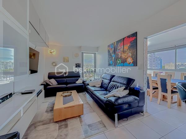 *** APPARTEMENT DUPLEX T3 DE 87 m² – VUE MER & PORT DE CARNON – CAVE & PARKING ***

Venez découvrir ce magnifique duplex T3 de 87 m², entièrement rénové avec goût, situé au 5ᵉ et dernier étage avec ascenseur, au cœur de Carnon.

Cet appartement lumineux offre une superbe vue sur le port de Carnon ainsi qu’une vue mer depuis l’une des chambres à l’étage.

Le premier niveau se compose d’une vaste pièce de vie de 45 m² baignée de lumière, avec cuisine américaine aménagée et entièrement équipée, ouverte sur le séjour et offrant une vue dégagée sur le port. Vous y trouverez également un WC indépendant.

À l’étage, l’espace nuit comprend deux belles chambres, dont une avec vue sur le port et une seconde bénéficiant d’une magnifique vue sur la mer, une salle de bain avec douche à l’italienne et baignoire, d’un bel espace de rangement ainsi que d’un second WC indépendant.

Une cave ainsi qu’une place de parking privative complètent ce bien.

Les atouts de l’appartement : appartement entièrement rénové avec des prestations de qualité, fibre optique, double vitrage aluminium, store électrique, façade refaite en avril, DPE classé C, accès rapide à la plage, dernier étage avec ascenseur, vue port et mer.

Une vidéo du bien est disponible sur demande.

À proximité immédiate de toutes les commodités : écoles, commerces, transports, gare, aéroport et ligne 2 du tramway.