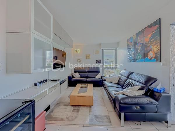 *** APPARTEMENT DUPLEX T3 DE 87 m² – VUE MER & PORT DE CARNON – CAVE & PARKING ***

Venez découvrir ce magnifique duplex T3 de 87 m², entièrement rénové avec goût, situé au 5ᵉ et dernier étage avec ascenseur, au cœur de Carnon.

Cet appartement lumineux offre une superbe vue sur le port de Carnon ainsi qu’une vue mer depuis l’une des chambres à l’étage.

Le premier niveau se compose d’une vaste pièce de vie de 45 m² baignée de lumière, avec cuisine américaine aménagée et entièrement équipée, ouverte sur le séjour et offrant une vue dégagée sur le port. Vous y trouverez également un WC indépendant.

À l’étage, l’espace nuit comprend deux belles chambres, dont une avec vue sur le port et une seconde bénéficiant d’une magnifique vue sur la mer, une salle de bain avec douche à l’italienne et baignoire, d’un bel espace de rangement ainsi que d’un second WC indépendant.

Une cave ainsi qu’une place de parking privative complètent ce bien.

Les atouts de l’appartement : appartement entièrement rénové avec des prestations de qualité, fibre optique, double vitrage aluminium, store électrique, façade refaite en avril, DPE classé C, accès rapide à la plage, dernier étage avec ascenseur, vue port et mer.

Une vidéo du bien est disponible sur demande.

À proximité immédiate de toutes les commodités : écoles, commerces, transports, gare, aéroport et ligne 2 du tramway.