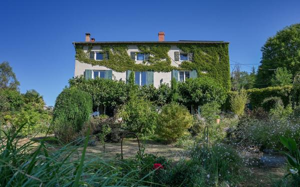 Limonest, Demeure bourgeoise du XIXème siècle de 349 m² dans son écrin de verdure