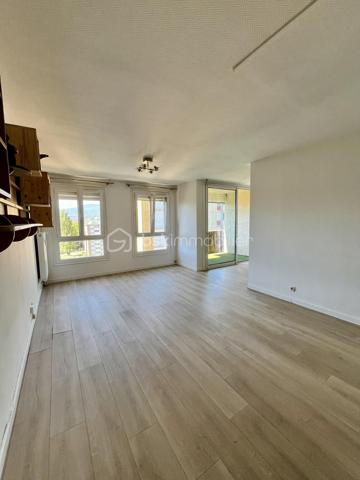En exclusivité, au 8e étage avec ascenseur, cet appartement T3 de 73,21 m² Carrez (78,96 m² au sol) profite d'une vue largement ouverte sur les montagnes.

À l'intérieur, les volumes sont généreux.

Le séjour et la cuisine semi-ouverte composent une pièce de vie de 33 m², largement ouverte sur l'extérieur.

Elle se prolonge par un balcon de 5 m² exposé Ouest, de quoi installer une table pour des repas à l'extérieur au calme, face aux montagnes.

L'espace nuit comprend deux chambres de taille confortable, une salle de bains et des WC séparés.

Et parce qu'on a toujours besoin de place pour ranger, l'appartement propose un cellier, un dressing indépendant ainsi qu'un placard dans l'une des deux chambres.

La résidence dispose d'un local à vélos et de places de stationnement collectif, dans un environnement calme et arboré. Elle se trouve proche des commodités du centre-ville de Barby. Située aux portes de Chambéry, Barby est une commune particulièrement appréciée pour son cadre résidentiel, son calme et sa proximité immédiate des commerces, écoles, transports en commun et principaux axes routiers.

•	Charges de copropriété 2024 : 1 262 €. 
•	Taxe foncière 2025 : 893 €.

Le bien est classé D au DPE.

Vous pouvez contacter directement Leila Zine Ciucci au 07.78.44.76.30 pour échanger de vive voix sur le bien et éventuellement organiser une visite.