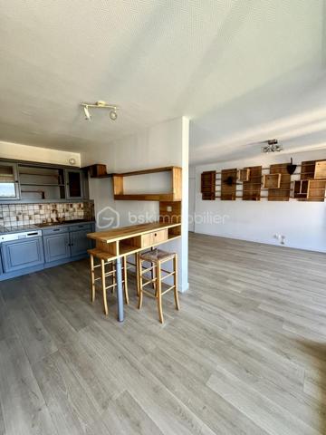 En exclusivité, au 8e étage avec ascenseur, cet appartement T3 de 73,21 m² Carrez (78,96 m² au sol) profite d'une vue largement ouverte sur les montagnes.

À l'intérieur, les volumes sont généreux.

Le séjour et la cuisine semi-ouverte composent une pièce de vie de 33 m², largement ouverte sur l'extérieur.

Elle se prolonge par un balcon de 5 m² exposé Ouest, de quoi installer une table pour des repas à l'extérieur au calme, face aux montagnes.

L'espace nuit comprend deux chambres de taille confortable, une salle de bains et des WC séparés.

Et parce qu'on a toujours besoin de place pour ranger, l'appartement propose un cellier, un dressing indépendant ainsi qu'un placard dans l'une des deux chambres.

La résidence dispose d'un local à vélos et de places de stationnement collectif, dans un environnement calme et arboré. Elle se trouve proche des commodités du centre-ville de Barby. Située aux portes de Chambéry, Barby est une commune particulièrement appréciée pour son cadre résidentiel, son calme et sa proximité immédiate des commerces, écoles, transports en commun et principaux axes routiers.

•	Charges de copropriété 2024 : 1 262 €. 
•	Taxe foncière 2025 : 893 €.

Le bien est classé D au DPE.

Vous pouvez contacter directement Leila Zine Ciucci au 07.78.44.76.30 pour échanger de vive voix sur le bien et éventuellement organiser une visite.