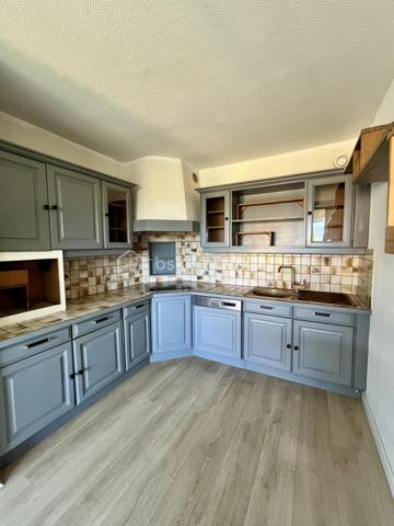 En exclusivité, au 8e étage avec ascenseur, cet appartement T3 de 73,21 m² Carrez (78,96 m² au sol) profite d'une vue largement ouverte sur les montagnes.

À l'intérieur, les volumes sont généreux.

Le séjour et la cuisine semi-ouverte composent une pièce de vie de 33 m², largement ouverte sur l'extérieur.

Elle se prolonge par un balcon de 5 m² exposé Ouest, de quoi installer une table pour des repas à l'extérieur au calme, face aux montagnes.

L'espace nuit comprend deux chambres de taille confortable, une salle de bains et des WC séparés.

Et parce qu'on a toujours besoin de place pour ranger, l'appartement propose un cellier, un dressing indépendant ainsi qu'un placard dans l'une des deux chambres.

La résidence dispose d'un local à vélos et de places de stationnement collectif, dans un environnement calme et arboré. Elle se trouve proche des commodités du centre-ville de Barby. Située aux portes de Chambéry, Barby est une commune particulièrement appréciée pour son cadre résidentiel, son calme et sa proximité immédiate des commerces, écoles, transports en commun et principaux axes routiers.

•	Charges de copropriété 2024 : 1 262 €. 
•	Taxe foncière 2025 : 893 €.

Le bien est classé D au DPE.

Vous pouvez contacter directement Leila Zine Ciucci au 07.78.44.76.30 pour échanger de vive voix sur le bien et éventuellement organiser une visite.