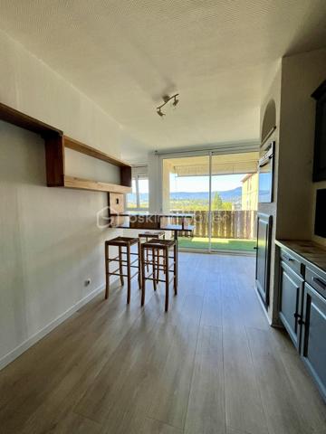 En exclusivité, au 8e étage avec ascenseur, cet appartement T3 de 73,21 m² Carrez (78,96 m² au sol) profite d'une vue largement ouverte sur les montagnes.

À l'intérieur, les volumes sont généreux.

Le séjour et la cuisine semi-ouverte composent une pièce de vie de 33 m², largement ouverte sur l'extérieur.

Elle se prolonge par un balcon de 5 m² exposé Ouest, de quoi installer une table pour des repas à l'extérieur au calme, face aux montagnes.

L'espace nuit comprend deux chambres de taille confortable, une salle de bains et des WC séparés.

Et parce qu'on a toujours besoin de place pour ranger, l'appartement propose un cellier, un dressing indépendant ainsi qu'un placard dans l'une des deux chambres.

La résidence dispose d'un local à vélos et de places de stationnement collectif, dans un environnement calme et arboré. Elle se trouve proche des commodités du centre-ville de Barby. Située aux portes de Chambéry, Barby est une commune particulièrement appréciée pour son cadre résidentiel, son calme et sa proximité immédiate des commerces, écoles, transports en commun et principaux axes routiers.

•	Charges de copropriété 2024 : 1 262 €. 
•	Taxe foncière 2025 : 893 €.

Le bien est classé D au DPE.

Vous pouvez contacter directement Leila Zine Ciucci au 07.78.44.76.30 pour échanger de vive voix sur le bien et éventuellement organiser une visite.