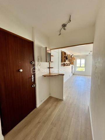 En exclusivité, au 8e étage avec ascenseur, cet appartement T3 de 73,21 m² Carrez (78,96 m² au sol) profite d'une vue largement ouverte sur les montagnes.

À l'intérieur, les volumes sont généreux.

Le séjour et la cuisine semi-ouverte composent une pièce de vie de 33 m², largement ouverte sur l'extérieur.

Elle se prolonge par un balcon de 5 m² exposé Ouest, de quoi installer une table pour des repas à l'extérieur au calme, face aux montagnes.

L'espace nuit comprend deux chambres de taille confortable, une salle de bains et des WC séparés.

Et parce qu'on a toujours besoin de place pour ranger, l'appartement propose un cellier, un dressing indépendant ainsi qu'un placard dans l'une des deux chambres.

La résidence dispose d'un local à vélos et de places de stationnement collectif, dans un environnement calme et arboré. Elle se trouve proche des commodités du centre-ville de Barby. Située aux portes de Chambéry, Barby est une commune particulièrement appréciée pour son cadre résidentiel, son calme et sa proximité immédiate des commerces, écoles, transports en commun et principaux axes routiers.

•	Charges de copropriété 2024 : 1 262 €. 
•	Taxe foncière 2025 : 893 €.

Le bien est classé D au DPE.

Vous pouvez contacter directement Leila Zine Ciucci au 07.78.44.76.30 pour échanger de vive voix sur le bien et éventuellement organiser une visite.