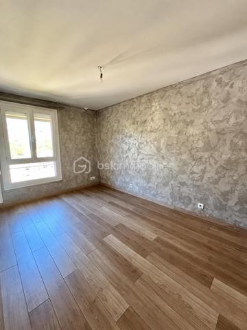 En exclusivité, au 8e étage avec ascenseur, cet appartement T3 de 73,21 m² Carrez (78,96 m² au sol) profite d'une vue largement ouverte sur les montagnes.

À l'intérieur, les volumes sont généreux.

Le séjour et la cuisine semi-ouverte composent une pièce de vie de 33 m², largement ouverte sur l'extérieur.

Elle se prolonge par un balcon de 5 m² exposé Ouest, de quoi installer une table pour des repas à l'extérieur au calme, face aux montagnes.

L'espace nuit comprend deux chambres de taille confortable, une salle de bains et des WC séparés.

Et parce qu'on a toujours besoin de place pour ranger, l'appartement propose un cellier, un dressing indépendant ainsi qu'un placard dans l'une des deux chambres.

La résidence dispose d'un local à vélos et de places de stationnement collectif, dans un environnement calme et arboré. Elle se trouve proche des commodités du centre-ville de Barby. Située aux portes de Chambéry, Barby est une commune particulièrement appréciée pour son cadre résidentiel, son calme et sa proximité immédiate des commerces, écoles, transports en commun et principaux axes routiers.

•	Charges de copropriété 2024 : 1 262 €. 
•	Taxe foncière 2025 : 893 €.

Le bien est classé D au DPE.

Vous pouvez contacter directement Leila Zine Ciucci au 07.78.44.76.30 pour échanger de vive voix sur le bien et éventuellement organiser une visite.
