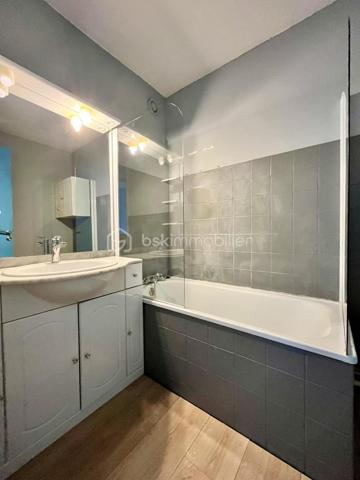 En exclusivité, au 8e étage avec ascenseur, cet appartement T3 de 73,21 m² Carrez (78,96 m² au sol) profite d'une vue largement ouverte sur les montagnes.

À l'intérieur, les volumes sont généreux.

Le séjour et la cuisine semi-ouverte composent une pièce de vie de 33 m², largement ouverte sur l'extérieur.

Elle se prolonge par un balcon de 5 m² exposé Ouest, de quoi installer une table pour des repas à l'extérieur au calme, face aux montagnes.

L'espace nuit comprend deux chambres de taille confortable, une salle de bains et des WC séparés.

Et parce qu'on a toujours besoin de place pour ranger, l'appartement propose un cellier, un dressing indépendant ainsi qu'un placard dans l'une des deux chambres.

La résidence dispose d'un local à vélos et de places de stationnement collectif, dans un environnement calme et arboré. Elle se trouve proche des commodités du centre-ville de Barby. Située aux portes de Chambéry, Barby est une commune particulièrement appréciée pour son cadre résidentiel, son calme et sa proximité immédiate des commerces, écoles, transports en commun et principaux axes routiers.

•	Charges de copropriété 2024 : 1 262 €. 
•	Taxe foncière 2025 : 893 €.

Le bien est classé D au DPE.

Vous pouvez contacter directement Leila Zine Ciucci au 07.78.44.76.30 pour échanger de vive voix sur le bien et éventuellement organiser une visite.