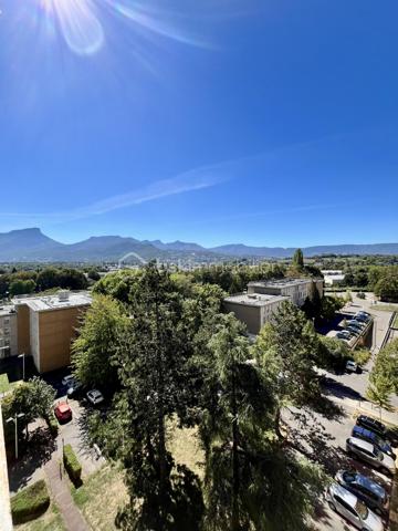 En exclusivité, au 8e étage avec ascenseur, cet appartement T3 de 73,21 m² Carrez (78,96 m² au sol) profite d'une vue largement ouverte sur les montagnes.

À l'intérieur, les volumes sont généreux.

Le séjour et la cuisine semi-ouverte composent une pièce de vie de 33 m², largement ouverte sur l'extérieur.

Elle se prolonge par un balcon de 5 m² exposé Ouest, de quoi installer une table pour des repas à l'extérieur au calme, face aux montagnes.

L'espace nuit comprend deux chambres de taille confortable, une salle de bains et des WC séparés.

Et parce qu'on a toujours besoin de place pour ranger, l'appartement propose un cellier, un dressing indépendant ainsi qu'un placard dans l'une des deux chambres.

La résidence dispose d'un local à vélos et de places de stationnement collectif, dans un environnement calme et arboré. Elle se trouve proche des commodités du centre-ville de Barby. Située aux portes de Chambéry, Barby est une commune particulièrement appréciée pour son cadre résidentiel, son calme et sa proximité immédiate des commerces, écoles, transports en commun et principaux axes routiers.

•	Charges de copropriété 2024 : 1 262 €. 
•	Taxe foncière 2025 : 893 €.

Le bien est classé D au DPE.

Vous pouvez contacter directement Leila Zine Ciucci au 07.78.44.76.30 pour échanger de vive voix sur le bien et éventuellement organiser une visite.
