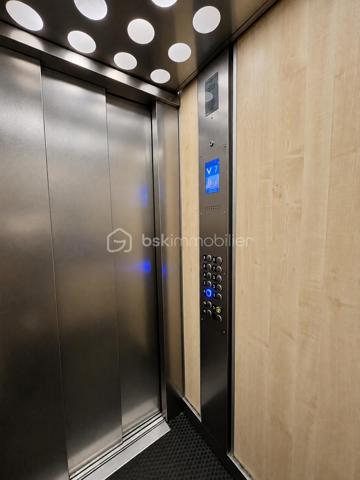 En exclusivité, au 8e étage avec ascenseur, cet appartement T3 de 73,21 m² Carrez (78,96 m² au sol) profite d'une vue largement ouverte sur les montagnes.

À l'intérieur, les volumes sont généreux.

Le séjour et la cuisine semi-ouverte composent une pièce de vie de 33 m², largement ouverte sur l'extérieur.

Elle se prolonge par un balcon de 5 m² exposé Ouest, de quoi installer une table pour des repas à l'extérieur au calme, face aux montagnes.

L'espace nuit comprend deux chambres de taille confortable, une salle de bains et des WC séparés.

Et parce qu'on a toujours besoin de place pour ranger, l'appartement propose un cellier, un dressing indépendant ainsi qu'un placard dans l'une des deux chambres.

La résidence dispose d'un local à vélos et de places de stationnement collectif, dans un environnement calme et arboré. Elle se trouve proche des commodités du centre-ville de Barby. Située aux portes de Chambéry, Barby est une commune particulièrement appréciée pour son cadre résidentiel, son calme et sa proximité immédiate des commerces, écoles, transports en commun et principaux axes routiers.

•	Charges de copropriété 2024 : 1 262 €. 
•	Taxe foncière 2025 : 893 €.

Le bien est classé D au DPE.

Vous pouvez contacter directement Leila Zine Ciucci au 07.78.44.76.30 pour échanger de vive voix sur le bien et éventuellement organiser une visite.