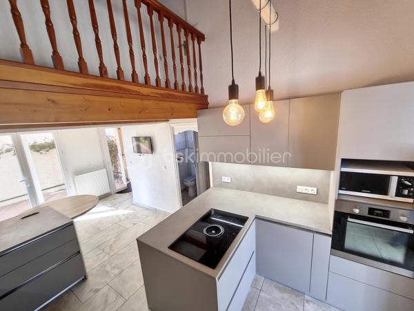 A VENDRE VILLA TROIS FACES DE 100M² A SAINT CYPRIEN PLAGE - SECTEUR AYGUAL - TROIS CHAMBRES - CLIMATISATION REVERSIBLE - PISCINE - PROCHE DE TOUS LES COMMERCES ET DES PLAGES A PIED.

Cette villa, située en impasse, sur un secteur calme et recherché, se compose en rez-de-chaussée d'une cuisine aménagée indépendante qui s'ouvre sur une véranda en guise de salon-séjour climatisé, de deux chambres, d'un toilette indépendant, et d'une salle d'eau.
L'ancien garage avec sa baie vitrée vous offre sa suite parentale avec sa salle de bain, son toilette et son dressing. Possibilité de stockage,ou bien d'une activité professionnelle de façon indépendante.
L'étage au volume exceptionnel vous propose une troisième chambre dotée de sa salle d'eau et de son toilette.
Vous apprécierez ses extérieurs garce à sa terrasse dès le seuil de la maison, mais aussi sa seconde terrasse avec sa pergola aux abord de sa micro piscine chauffée et sécurisée avec son traitement d'eau automatique. Moments de farniente et de détente garantis en famille ou entre amis.
Le stationnement est prévu devant la maison.
Cette villa, sans aucun travaux à prévoir, sera idéale pour votre résidence secondaire ou principale, et parfaite pour un investissement locatif.

Les + : pas de travaux à prévoir, climatisation réversible, piscine récente sans contrainte automatisée, pas de syndic, pas de charges, la vie en plain-pied, en impasse.

Je reste à votre disposition pour toutes informations.