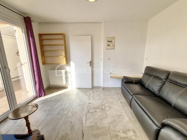 A VENDRE VILLA TROIS FACES DE 100M² A SAINT CYPRIEN PLAGE - SECTEUR AYGUAL - TROIS CHAMBRES - CLIMATISATION REVERSIBLE - PISCINE - PROCHE DE TOUS LES COMMERCES ET DES PLAGES A PIED.

Cette villa, située en impasse, sur un secteur calme et recherché, se compose en rez-de-chaussée d'une cuisine aménagée indépendante qui s'ouvre sur une véranda en guise de salon-séjour climatisé, de deux chambres, d'un toilette indépendant, et d'une salle d'eau.
L'ancien garage avec sa baie vitrée vous offre sa suite parentale avec sa salle de bain, son toilette et son dressing. Possibilité de stockage,ou bien d'une activité professionnelle de façon indépendante.
L'étage au volume exceptionnel vous propose une troisième chambre dotée de sa salle d'eau et de son toilette.
Vous apprécierez ses extérieurs garce à sa terrasse dès le seuil de la maison, mais aussi sa seconde terrasse avec sa pergola aux abord de sa micro piscine chauffée et sécurisée avec son traitement d'eau automatique. Moments de farniente et de détente garantis en famille ou entre amis.
Le stationnement est prévu devant la maison.
Cette villa, sans aucun travaux à prévoir, sera idéale pour votre résidence secondaire ou principale, et parfaite pour un investissement locatif.

Les + : pas de travaux à prévoir, climatisation réversible, piscine récente sans contrainte automatisée, pas de syndic, pas de charges, la vie en plain-pied, en impasse.

Je reste à votre disposition pour toutes informations.