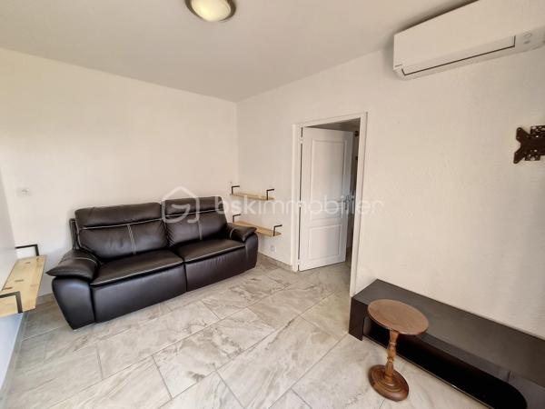 A VENDRE VILLA TROIS FACES DE 100M² A SAINT CYPRIEN PLAGE - SECTEUR AYGUAL - TROIS CHAMBRES - CLIMATISATION REVERSIBLE - PISCINE - PROCHE DE TOUS LES COMMERCES ET DES PLAGES A PIED.

Cette villa, située en impasse, sur un secteur calme et recherché, se compose en rez-de-chaussée d'une cuisine aménagée indépendante qui s'ouvre sur une véranda en guise de salon-séjour climatisé, de deux chambres, d'un toilette indépendant, et d'une salle d'eau.
L'ancien garage avec sa baie vitrée vous offre sa suite parentale avec sa salle de bain, son toilette et son dressing. Possibilité de stockage,ou bien d'une activité professionnelle de façon indépendante.
L'étage au volume exceptionnel vous propose une troisième chambre dotée de sa salle d'eau et de son toilette.
Vous apprécierez ses extérieurs garce à sa terrasse dès le seuil de la maison, mais aussi sa seconde terrasse avec sa pergola aux abord de sa micro piscine chauffée et sécurisée avec son traitement d'eau automatique. Moments de farniente et de détente garantis en famille ou entre amis.
Le stationnement est prévu devant la maison.
Cette villa, sans aucun travaux à prévoir, sera idéale pour votre résidence secondaire ou principale, et parfaite pour un investissement locatif.

Les + : pas de travaux à prévoir, climatisation réversible, piscine récente sans contrainte automatisée, pas de syndic, pas de charges, la vie en plain-pied, en impasse.

Je reste à votre disposition pour toutes informations.