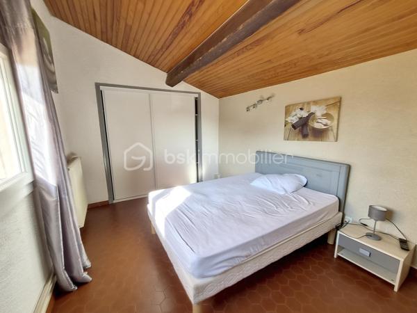 A VENDRE VILLA TROIS FACES DE 100M² A SAINT CYPRIEN PLAGE - SECTEUR AYGUAL - TROIS CHAMBRES - CLIMATISATION REVERSIBLE - PISCINE - PROCHE DE TOUS LES COMMERCES ET DES PLAGES A PIED.

Cette villa, située en impasse, sur un secteur calme et recherché, se compose en rez-de-chaussée d'une cuisine aménagée indépendante qui s'ouvre sur une véranda en guise de salon-séjour climatisé, de deux chambres, d'un toilette indépendant, et d'une salle d'eau.
L'ancien garage avec sa baie vitrée vous offre sa suite parentale avec sa salle de bain, son toilette et son dressing. Possibilité de stockage,ou bien d'une activité professionnelle de façon indépendante.
L'étage au volume exceptionnel vous propose une troisième chambre dotée de sa salle d'eau et de son toilette.
Vous apprécierez ses extérieurs garce à sa terrasse dès le seuil de la maison, mais aussi sa seconde terrasse avec sa pergola aux abord de sa micro piscine chauffée et sécurisée avec son traitement d'eau automatique. Moments de farniente et de détente garantis en famille ou entre amis.
Le stationnement est prévu devant la maison.
Cette villa, sans aucun travaux à prévoir, sera idéale pour votre résidence secondaire ou principale, et parfaite pour un investissement locatif.

Les + : pas de travaux à prévoir, climatisation réversible, piscine récente sans contrainte automatisée, pas de syndic, pas de charges, la vie en plain-pied, en impasse.

Je reste à votre disposition pour toutes informations.
