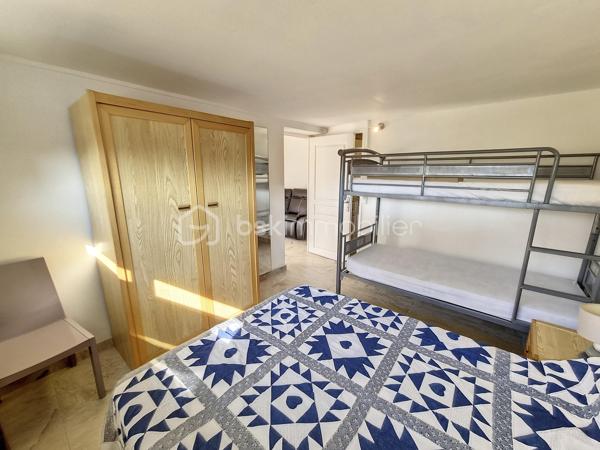 A VENDRE VILLA TROIS FACES DE 100M² A SAINT CYPRIEN PLAGE - SECTEUR AYGUAL - TROIS CHAMBRES - CLIMATISATION REVERSIBLE - PISCINE - PROCHE DE TOUS LES COMMERCES ET DES PLAGES A PIED.

Cette villa, située en impasse, sur un secteur calme et recherché, se compose en rez-de-chaussée d'une cuisine aménagée indépendante qui s'ouvre sur une véranda en guise de salon-séjour climatisé, de deux chambres, d'un toilette indépendant, et d'une salle d'eau.
L'ancien garage avec sa baie vitrée vous offre sa suite parentale avec sa salle de bain, son toilette et son dressing. Possibilité de stockage,ou bien d'une activité professionnelle de façon indépendante.
L'étage au volume exceptionnel vous propose une troisième chambre dotée de sa salle d'eau et de son toilette.
Vous apprécierez ses extérieurs garce à sa terrasse dès le seuil de la maison, mais aussi sa seconde terrasse avec sa pergola aux abord de sa micro piscine chauffée et sécurisée avec son traitement d'eau automatique. Moments de farniente et de détente garantis en famille ou entre amis.
Le stationnement est prévu devant la maison.
Cette villa, sans aucun travaux à prévoir, sera idéale pour votre résidence secondaire ou principale, et parfaite pour un investissement locatif.

Les + : pas de travaux à prévoir, climatisation réversible, piscine récente sans contrainte automatisée, pas de syndic, pas de charges, la vie en plain-pied, en impasse.

Je reste à votre disposition pour toutes informations.
