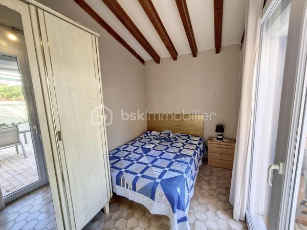 A VENDRE VILLA TROIS FACES DE 100M² A SAINT CYPRIEN PLAGE - SECTEUR AYGUAL - TROIS CHAMBRES - CLIMATISATION REVERSIBLE - PISCINE - PROCHE DE TOUS LES COMMERCES ET DES PLAGES A PIED.

Cette villa, située en impasse, sur un secteur calme et recherché, se compose en rez-de-chaussée d'une cuisine aménagée indépendante qui s'ouvre sur une véranda en guise de salon-séjour climatisé, de deux chambres, d'un toilette indépendant, et d'une salle d'eau.
L'ancien garage avec sa baie vitrée vous offre sa suite parentale avec sa salle de bain, son toilette et son dressing. Possibilité de stockage,ou bien d'une activité professionnelle de façon indépendante.
L'étage au volume exceptionnel vous propose une troisième chambre dotée de sa salle d'eau et de son toilette.
Vous apprécierez ses extérieurs garce à sa terrasse dès le seuil de la maison, mais aussi sa seconde terrasse avec sa pergola aux abord de sa micro piscine chauffée et sécurisée avec son traitement d'eau automatique. Moments de farniente et de détente garantis en famille ou entre amis.
Le stationnement est prévu devant la maison.
Cette villa, sans aucun travaux à prévoir, sera idéale pour votre résidence secondaire ou principale, et parfaite pour un investissement locatif.

Les + : pas de travaux à prévoir, climatisation réversible, piscine récente sans contrainte automatisée, pas de syndic, pas de charges, la vie en plain-pied, en impasse.

Je reste à votre disposition pour toutes informations.