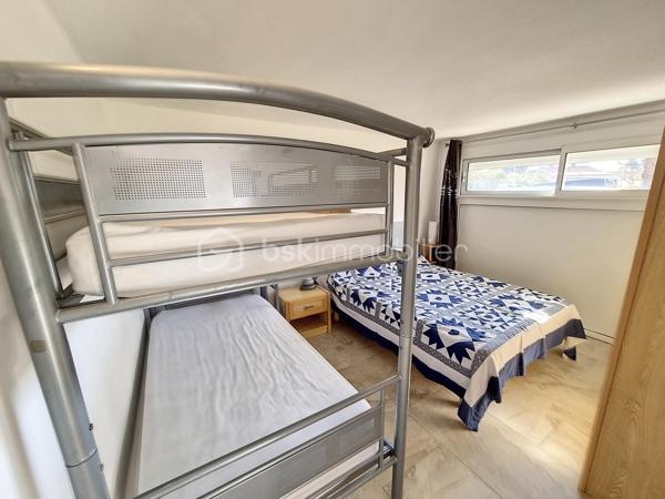 A VENDRE VILLA TROIS FACES DE 100M² A SAINT CYPRIEN PLAGE - SECTEUR AYGUAL - TROIS CHAMBRES - CLIMATISATION REVERSIBLE - PISCINE - PROCHE DE TOUS LES COMMERCES ET DES PLAGES A PIED.

Cette villa, située en impasse, sur un secteur calme et recherché, se compose en rez-de-chaussée d'une cuisine aménagée indépendante qui s'ouvre sur une véranda en guise de salon-séjour climatisé, de deux chambres, d'un toilette indépendant, et d'une salle d'eau.
L'ancien garage avec sa baie vitrée vous offre sa suite parentale avec sa salle de bain, son toilette et son dressing. Possibilité de stockage,ou bien d'une activité professionnelle de façon indépendante.
L'étage au volume exceptionnel vous propose une troisième chambre dotée de sa salle d'eau et de son toilette.
Vous apprécierez ses extérieurs garce à sa terrasse dès le seuil de la maison, mais aussi sa seconde terrasse avec sa pergola aux abord de sa micro piscine chauffée et sécurisée avec son traitement d'eau automatique. Moments de farniente et de détente garantis en famille ou entre amis.
Le stationnement est prévu devant la maison.
Cette villa, sans aucun travaux à prévoir, sera idéale pour votre résidence secondaire ou principale, et parfaite pour un investissement locatif.

Les + : pas de travaux à prévoir, climatisation réversible, piscine récente sans contrainte automatisée, pas de syndic, pas de charges, la vie en plain-pied, en impasse.

Je reste à votre disposition pour toutes informations.