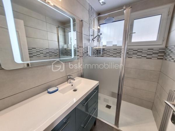 A VENDRE VILLA TROIS FACES DE 100M² A SAINT CYPRIEN PLAGE - SECTEUR AYGUAL - TROIS CHAMBRES - CLIMATISATION REVERSIBLE - PISCINE - PROCHE DE TOUS LES COMMERCES ET DES PLAGES A PIED.

Cette villa, située en impasse, sur un secteur calme et recherché, se compose en rez-de-chaussée d'une cuisine aménagée indépendante qui s'ouvre sur une véranda en guise de salon-séjour climatisé, de deux chambres, d'un toilette indépendant, et d'une salle d'eau.
L'ancien garage avec sa baie vitrée vous offre sa suite parentale avec sa salle de bain, son toilette et son dressing. Possibilité de stockage,ou bien d'une activité professionnelle de façon indépendante.
L'étage au volume exceptionnel vous propose une troisième chambre dotée de sa salle d'eau et de son toilette.
Vous apprécierez ses extérieurs garce à sa terrasse dès le seuil de la maison, mais aussi sa seconde terrasse avec sa pergola aux abord de sa micro piscine chauffée et sécurisée avec son traitement d'eau automatique. Moments de farniente et de détente garantis en famille ou entre amis.
Le stationnement est prévu devant la maison.
Cette villa, sans aucun travaux à prévoir, sera idéale pour votre résidence secondaire ou principale, et parfaite pour un investissement locatif.

Les + : pas de travaux à prévoir, climatisation réversible, piscine récente sans contrainte automatisée, pas de syndic, pas de charges, la vie en plain-pied, en impasse.

Je reste à votre disposition pour toutes informations.